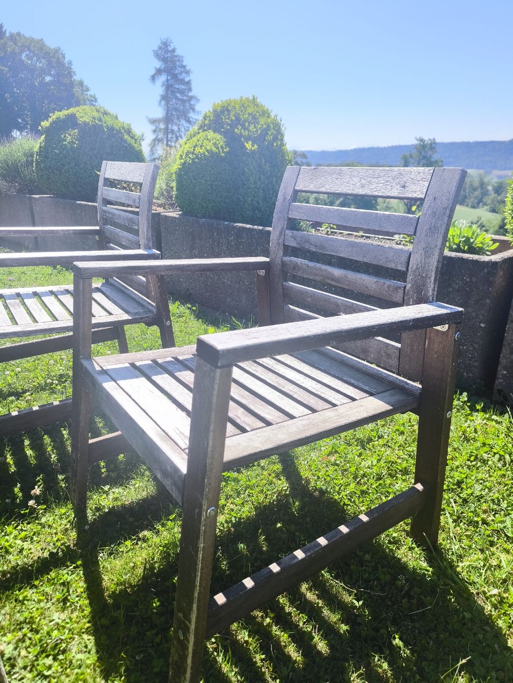 Set di tavolo e panche: Balkon-/Gartenmöbel aus Massivholz – Usato da Boppelsen venduto da CeFichtner 2