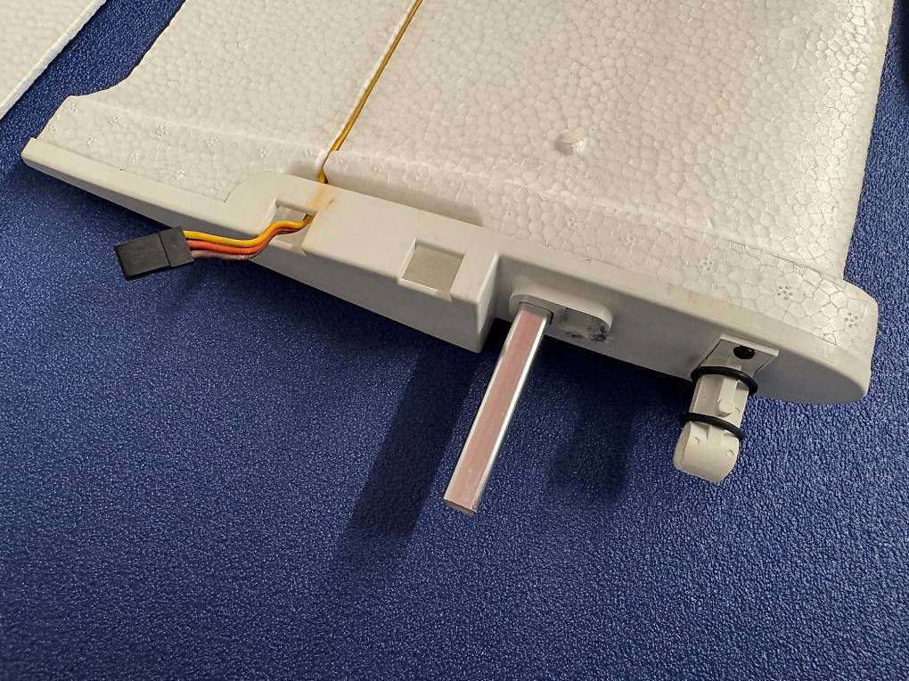 Multiplex Modellismo RC: Multiplex SOLIUS Traggflächen inkl Servos und Höhenleitwerk – Nuovo (secondo la descrizione) da Wallisellen venduto da WB8304 2