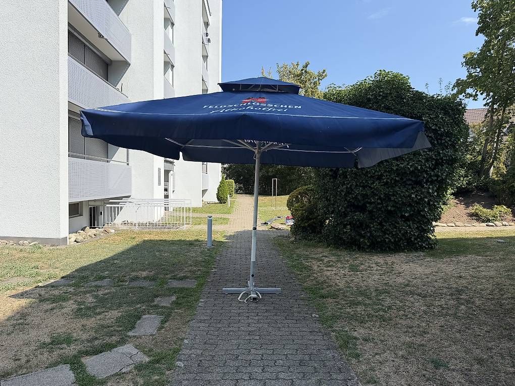 Feldschlösschen Sonnenschirme: Feldschlösschen Sonnenschirm 3.5m x 3.5m – Gebraucht aus Bergdietikon von second-live