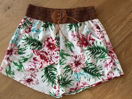 Kurze Hose Damen Blumenmuster Weiss Grösse M neu