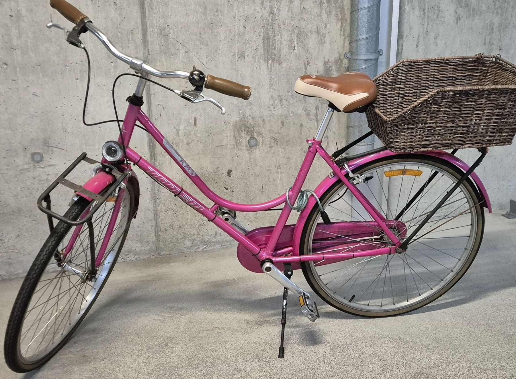 Totem Biciclette: Schickes pinkes Damenrad mit Korb – Usato da Hofstetten SO venduto da IgorMarijak
