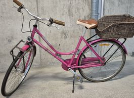 Schickes pinkes Damenrad mit Korb