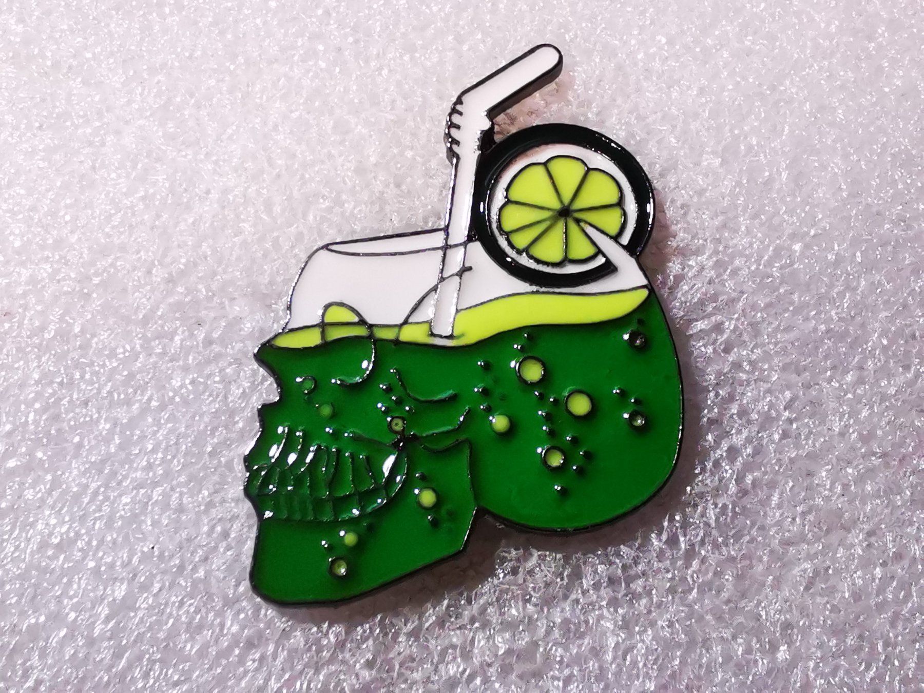 Plaketten & Abzeichen: Ansteckpin 101: Schädel Cocktail – Gebraucht aus Oppligen von Pin-Fall-Shop
