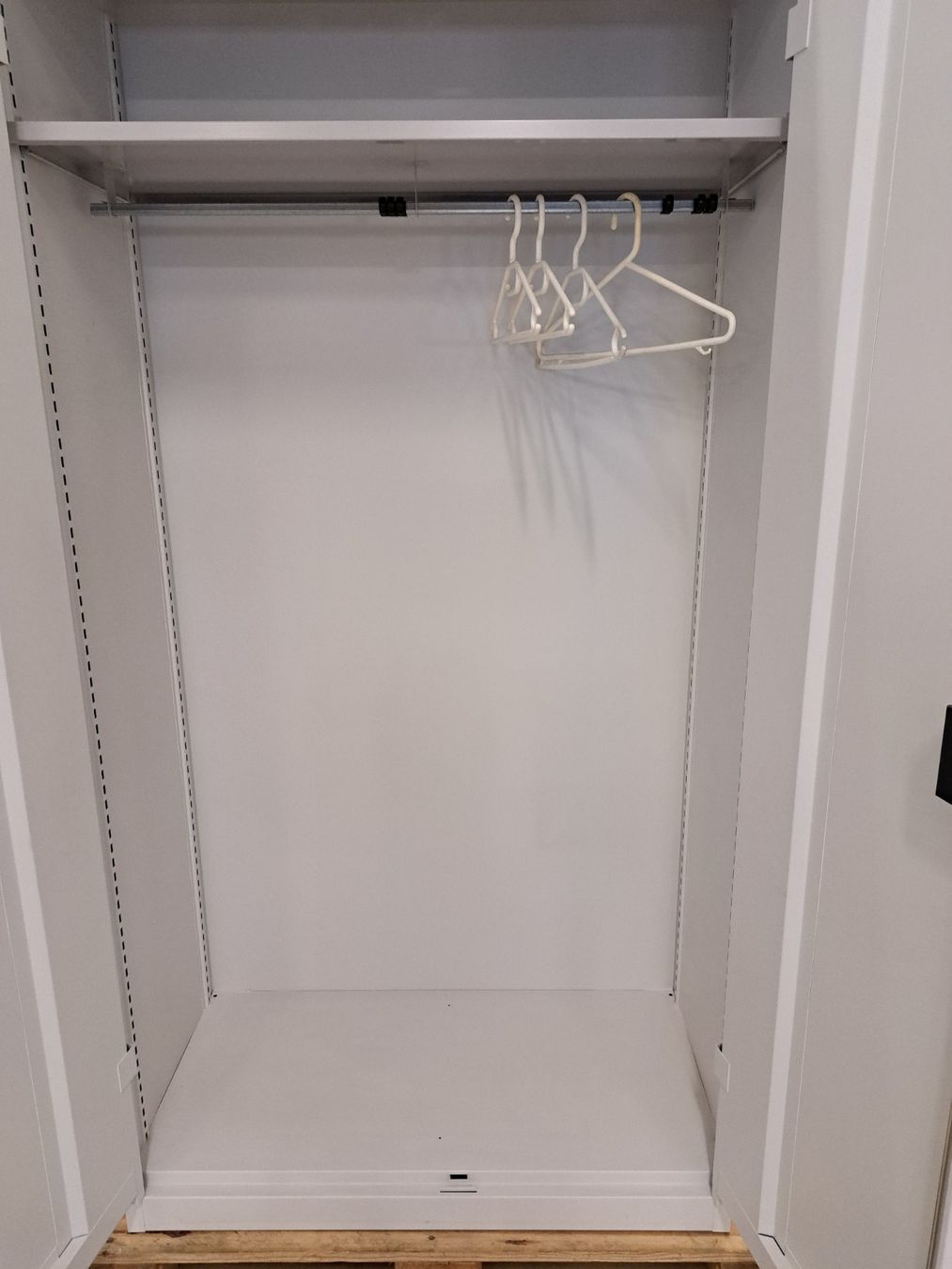 Lista Schränke: Kleiderschrank Lista Farbe grau – Gebraucht aus Embrach von lichttechnik 2