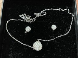 Funkelndes Schmuckset: Kette und Ohrstecker, neu!