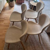 4 x Stuhl mit Holzbeinen und Stoffbezug