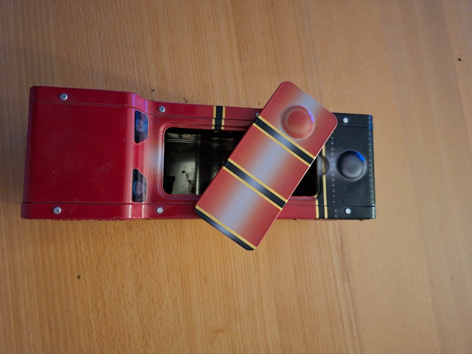 Tutte le decorazioni: Coole rote Blechdose in Form einer Lokomotive "Red Rocket" – Usato da Fehraltorf venduto da Vakael 2