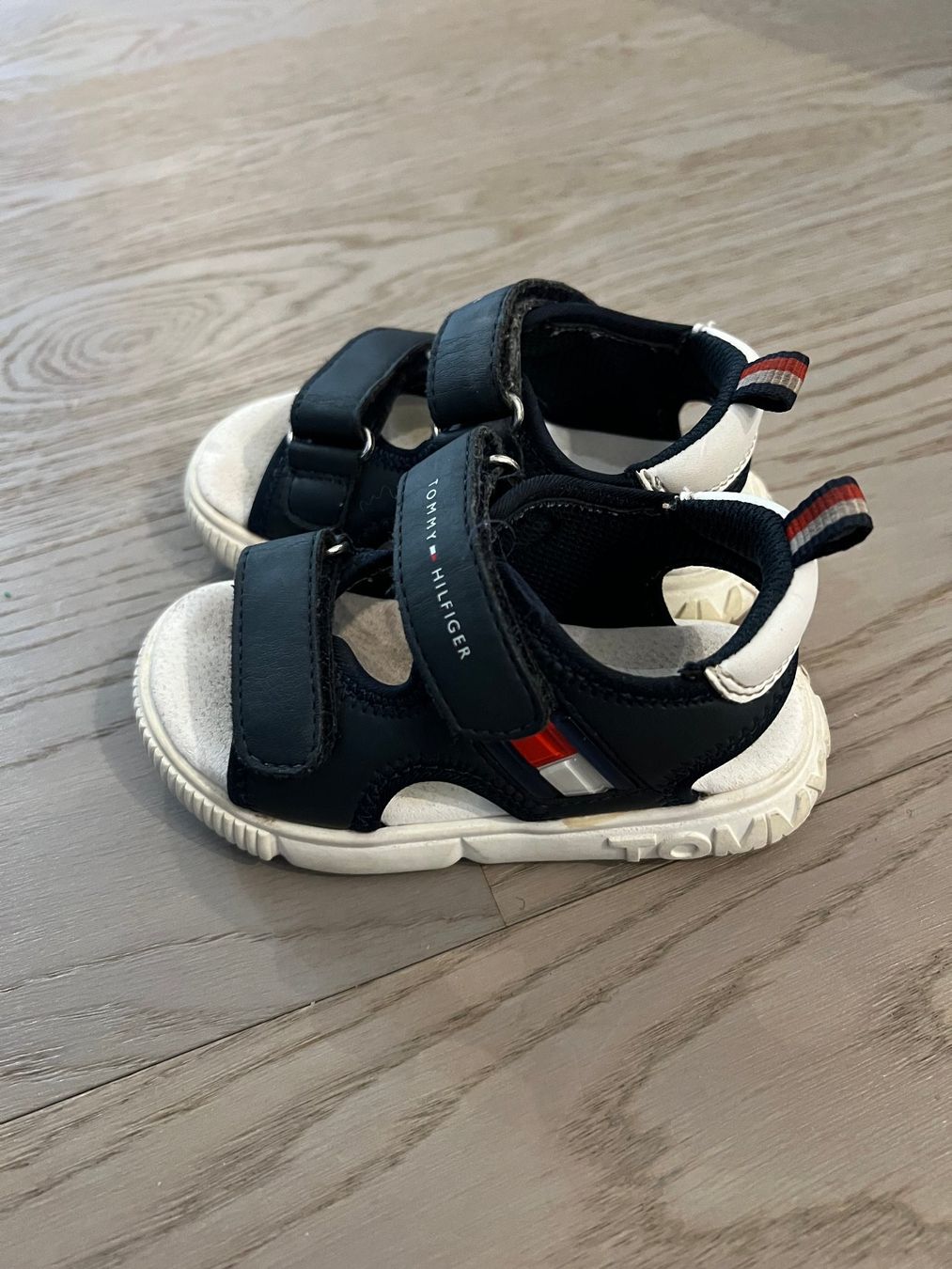 Tommy Hilfiger Scarpe per ragazzi: Tommy Hilfiger Sandalen Gr. 24 – Usato da Dietlikon venduto da Vanilya 1