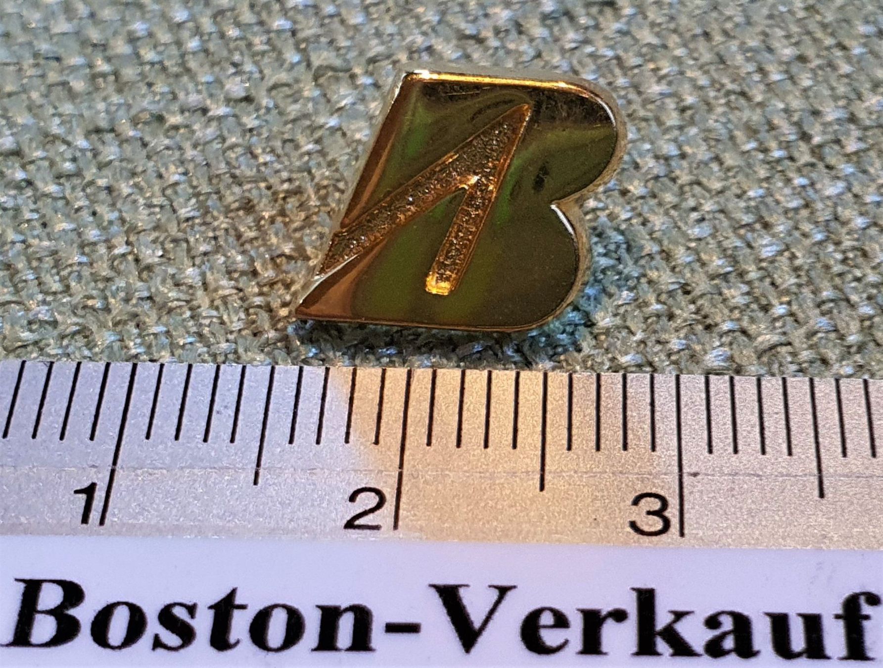 Placchette & Badge: E711 - 3D Pin Gldiges Bridgestone B Logo – Usato da Reinach BL venduto da Boston-Verkauf 1