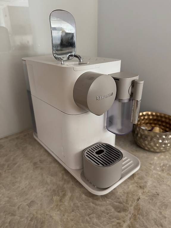 De'Longhi Macchine per caffè & Macchine per espresso: De LonghiNespresso Lattissima weiss – Usato da Hinwil venduto da marinaschroder
