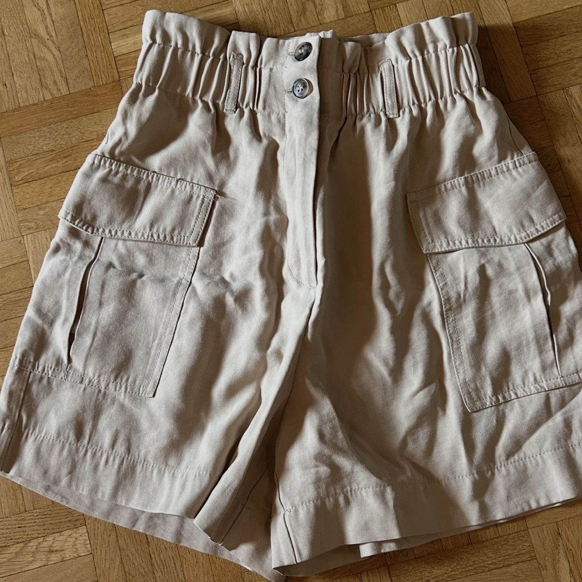 H&M Pantaloni: Beige Cargo Shorts for Summer – Usato da Glattbrugg venduto da Lara_G06
