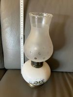 Vecchia lampada ad olio semiconvertita in elettrica