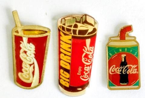 Coca-Cola Placchette & Badge: 3 Coca-Cola Pin – Usato da Pfäffikon ZH venduto da Colacity