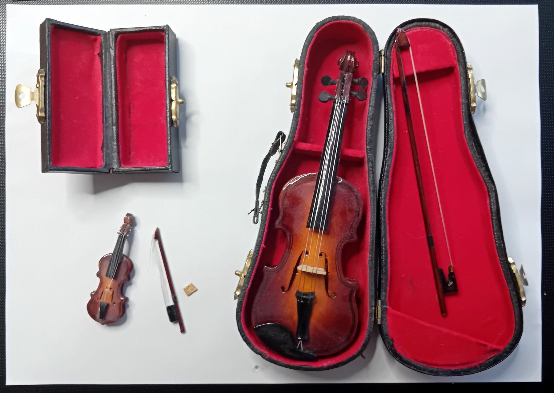 Kit di modellismo & Modellini statici: Violon et violoncelle miniatures - W. A. Mozart – Usato da Neuchatel venduto da Vlenoble