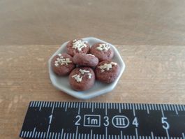 Gebäck auf Porzellanteller für das Puppenhaus/Laden