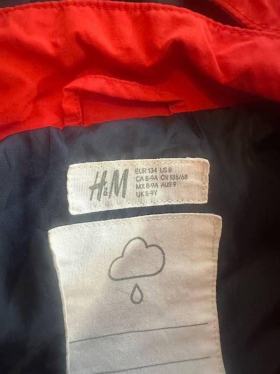 H&M Jacken & Mäntel: Regenjacke Gr. 134 – Gebraucht aus Langnau i. E. von hul_kqv6 1
