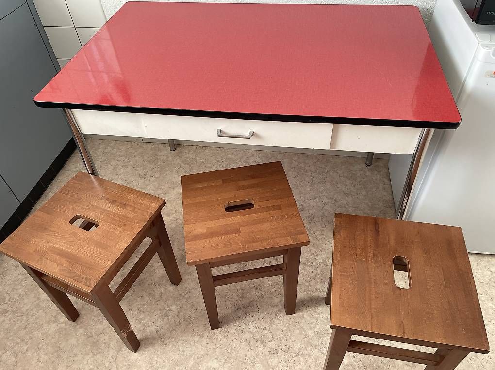 Tische: Tisch + 3 Hocker – Gebraucht aus Oftringen von est_mcq8