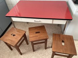 Tisch + 3 Hocker