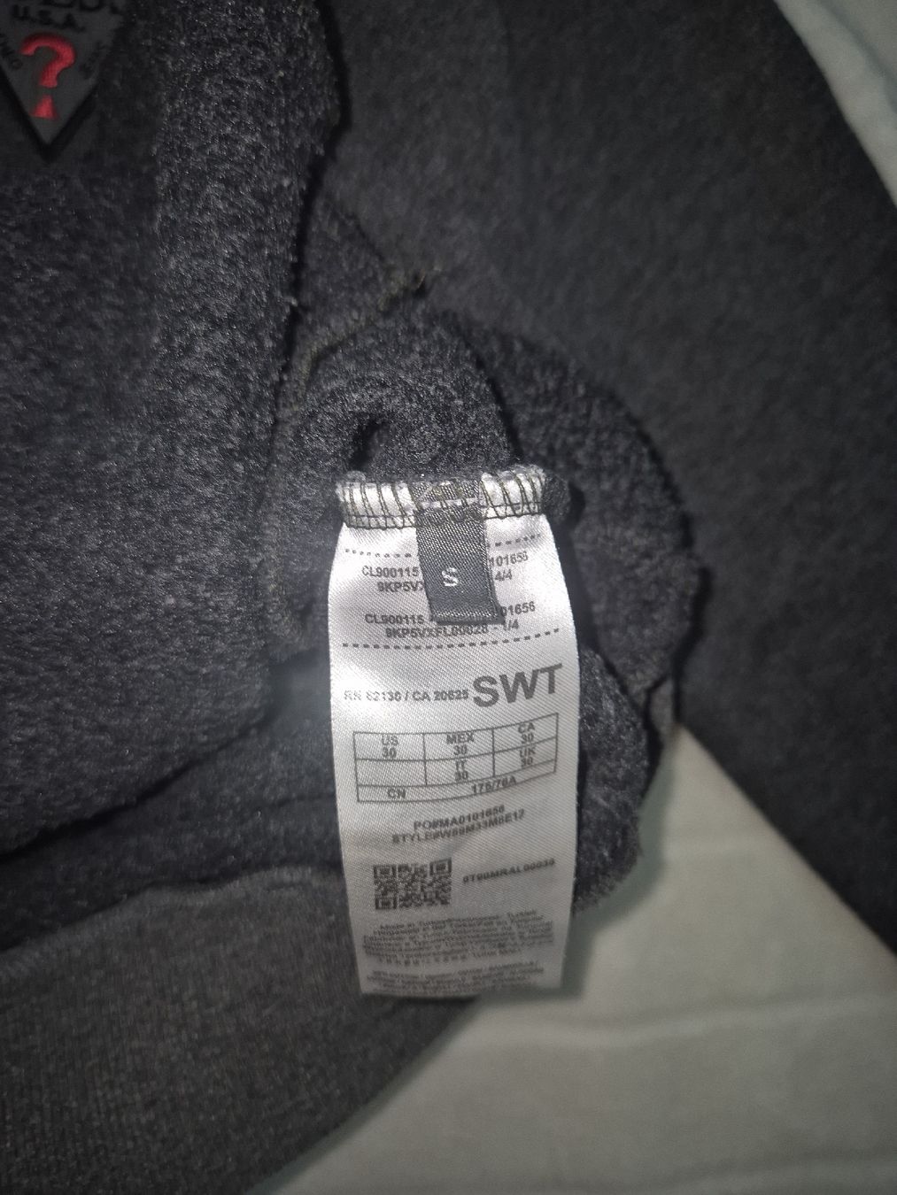 Guess Lotti di vestiti: Guess Trainingsanzug dunkelgrau mit Logo, Grösse S. – Usato da Zofingen venduto da kar_9jfg 2