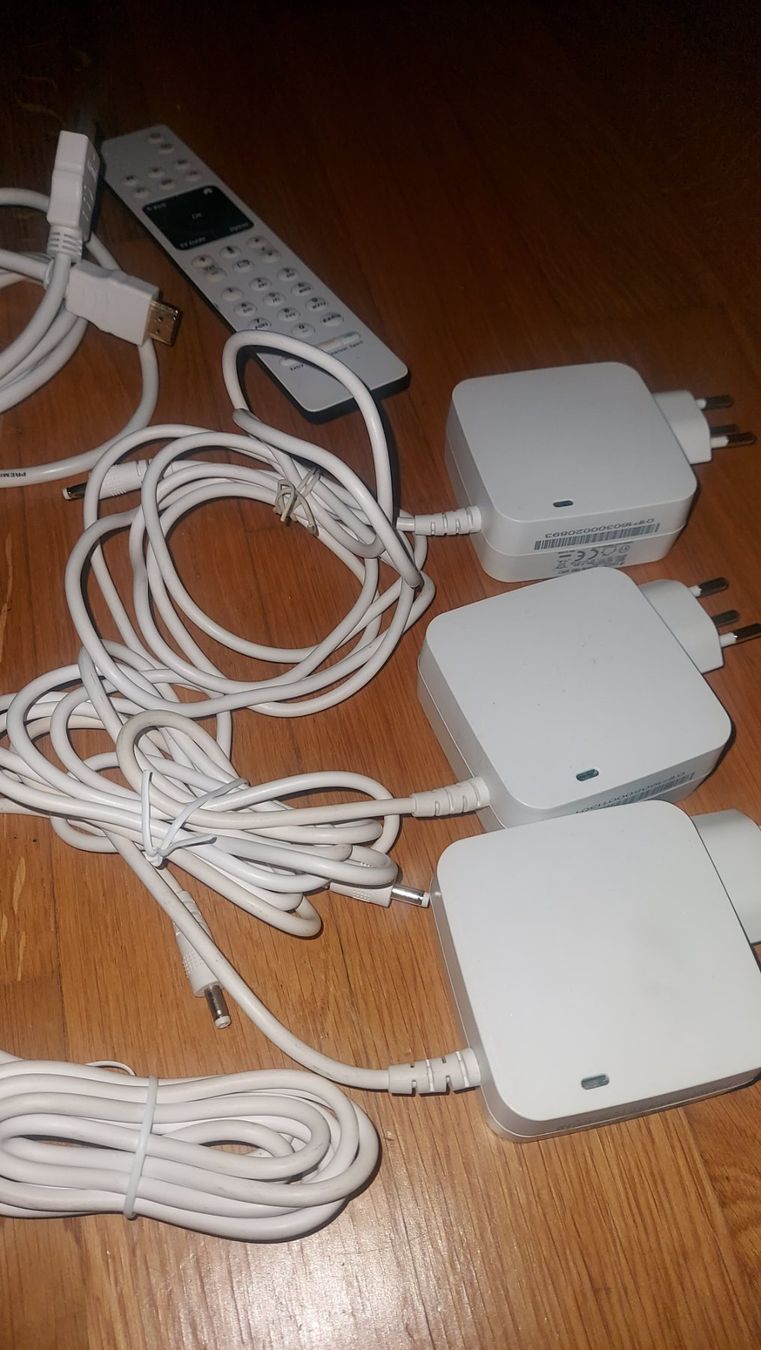 Swisscom Lettore multimediale & Streamer: Swisscom Tv Box 3er Set & Panasonic Telefonset – Usato da Hohenrain venduto da magiclocke 3