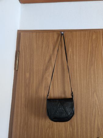 Sac bandoulière en cuir noir effet croco style vintage 