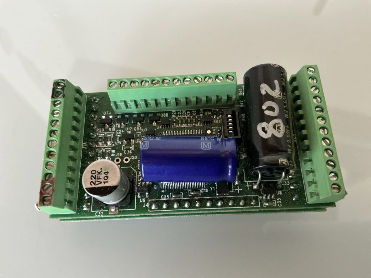 Modelleisenbahnen: QSI Titan Lok-Sounddecoder mit Schraubklemmen, gebraucht – Gebraucht aus Wängi von Madella