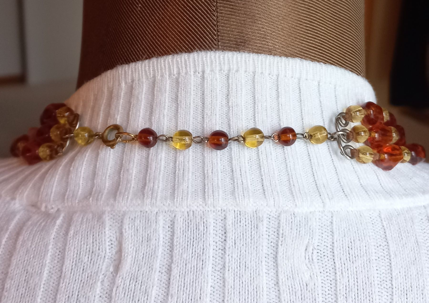 Ketten: Bernsteinfarbene Vintage-Kette, dreireihig – Gebraucht aus Buchs AG von Dzirul 6