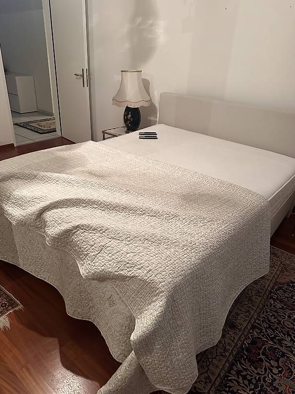 Lits: Bett mit elektronischem Lattenrost – D'occasion à Allschwil par 1994marco