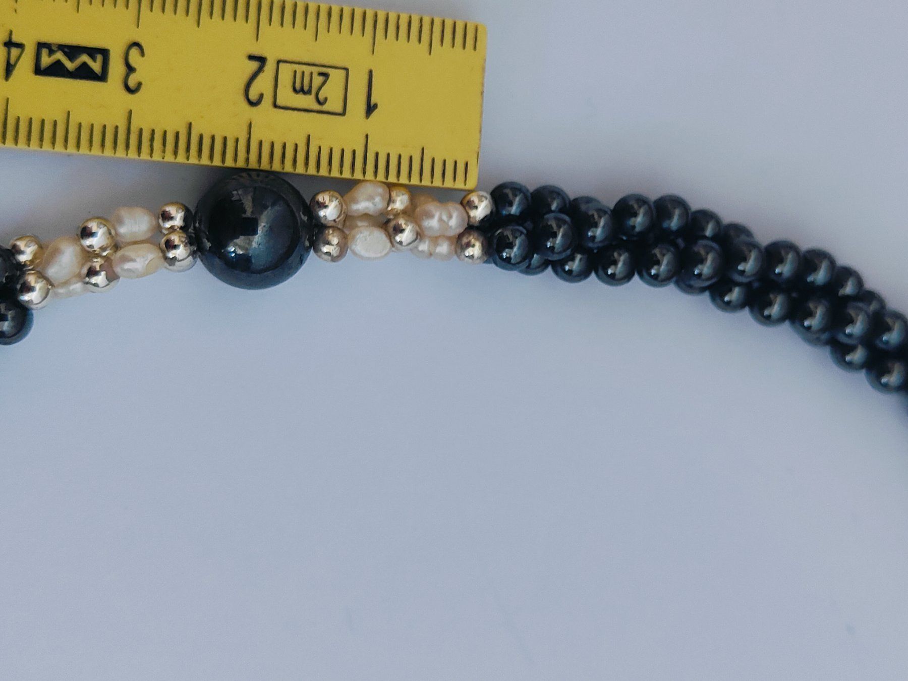 Ketten: Elegante Halskette, dreireihig mit Perlen, – Gebraucht aus Olten von Mezopotamya 3