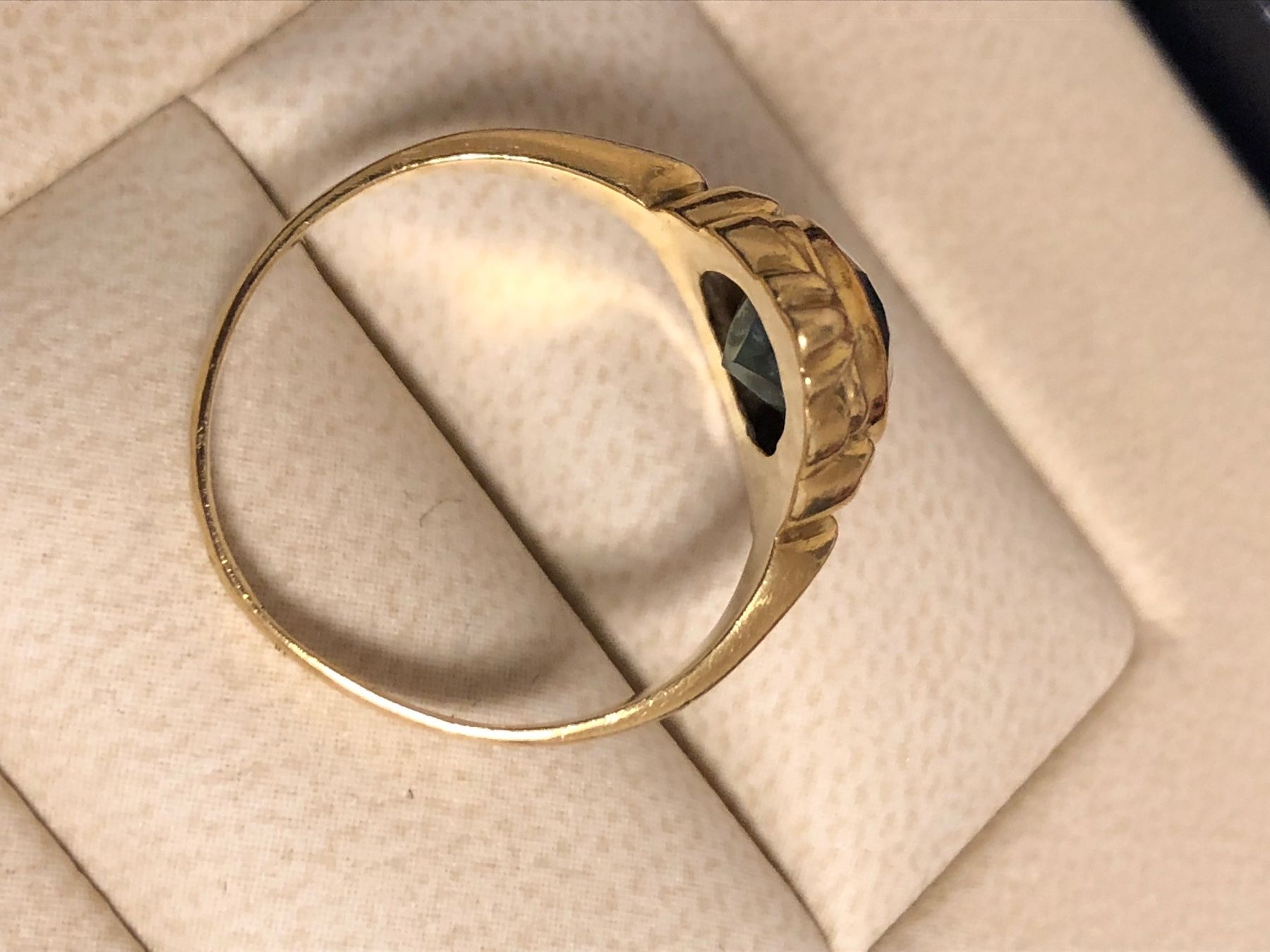 Ringe: Goldring mit grünem Stein – Gebraucht aus Gümmenen von  2