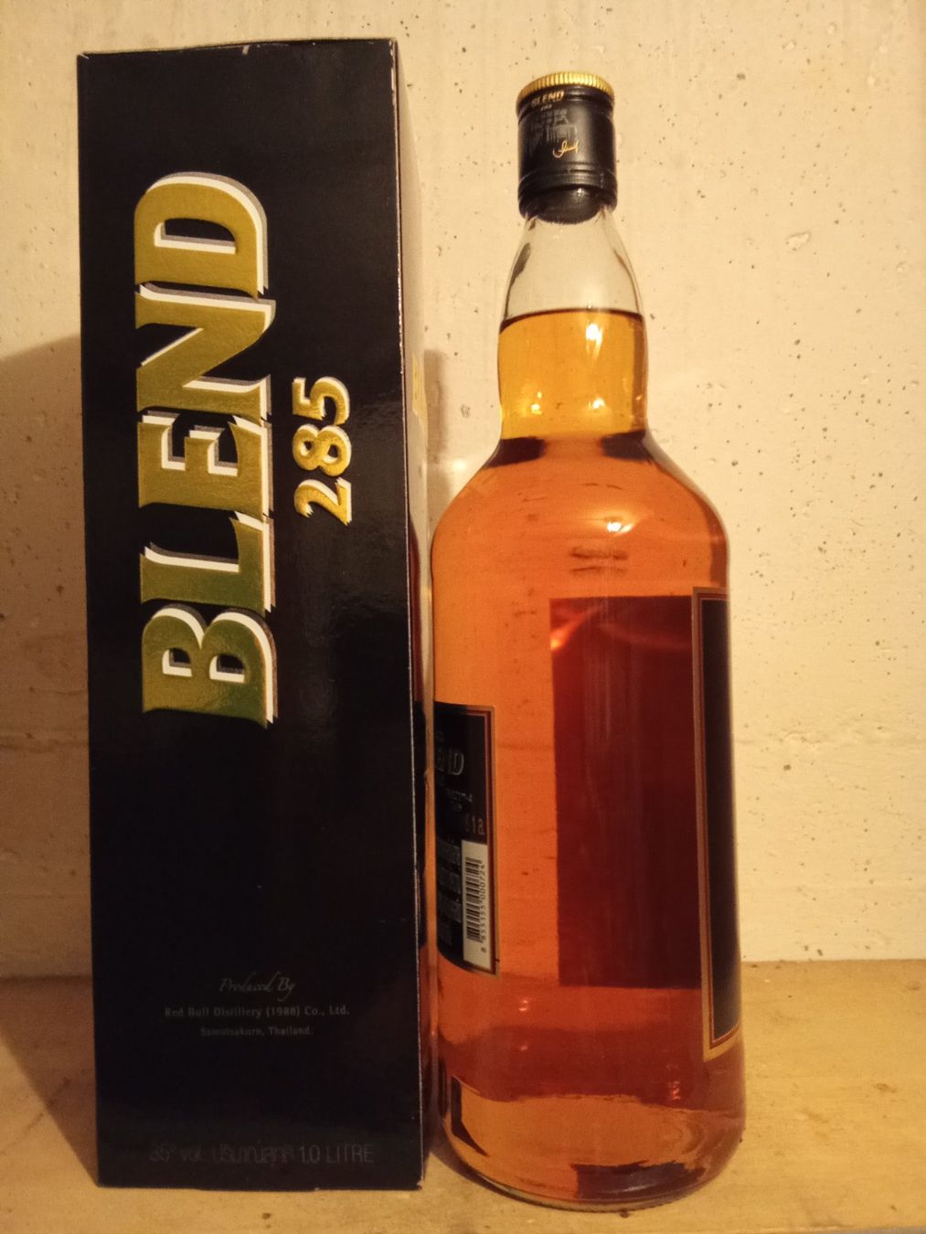 Bevande alcoliche: Blend 285 - Thailändischer Whisky, 100cl - 35% Vol. – Nuovo e nell'imballaggio originale da Bilten venduto da Bora3 3