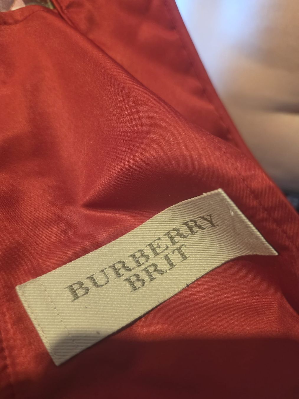Burberry Giacche: Burberry Brit gesteppte Jacke rot Orginal  – Usato da Wolfertswil venduto da Antiko 4