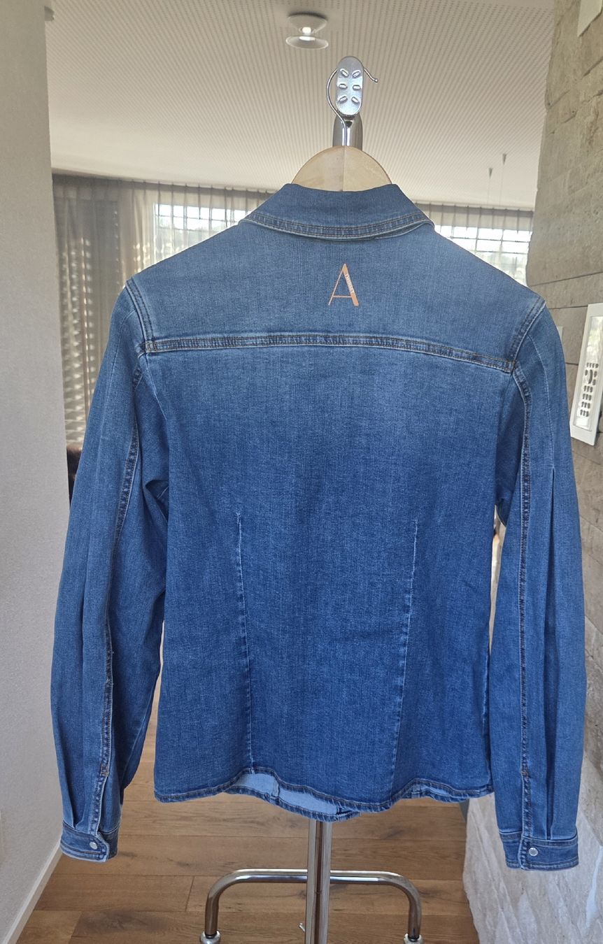 Twinset Camicette: Wunderschöne Jeans-Bluse von Twinset Actitude mit Perlen – Nuovo (secondo la descrizione) da Scherzingen venduto da tan_l9n2 2