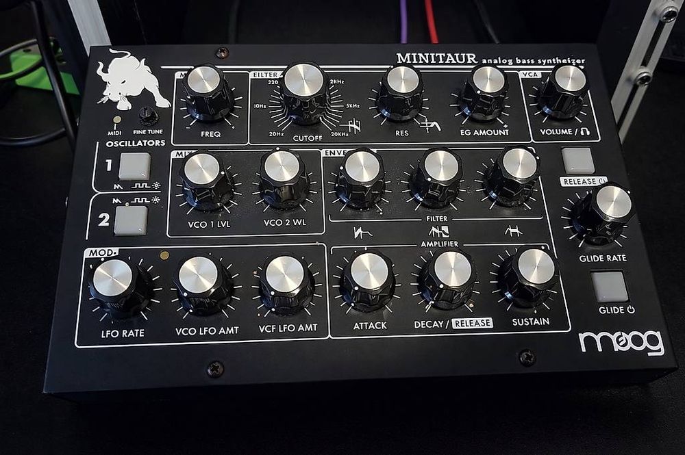 Moog Minitaur Analog Bass Synth Box + PSU (Gebraucht) in Kloten für CHF ...