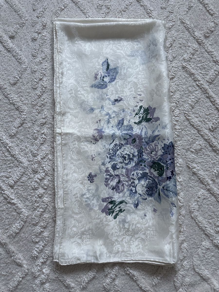 Foulard & Sciarpe: Grosser Seiden Foulard – Nuovo (secondo la descrizione) da Zollikon venduto da pan_8jtm