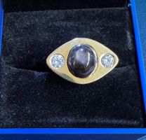 Goldring mit Saphir-Cabochon und Diamanten