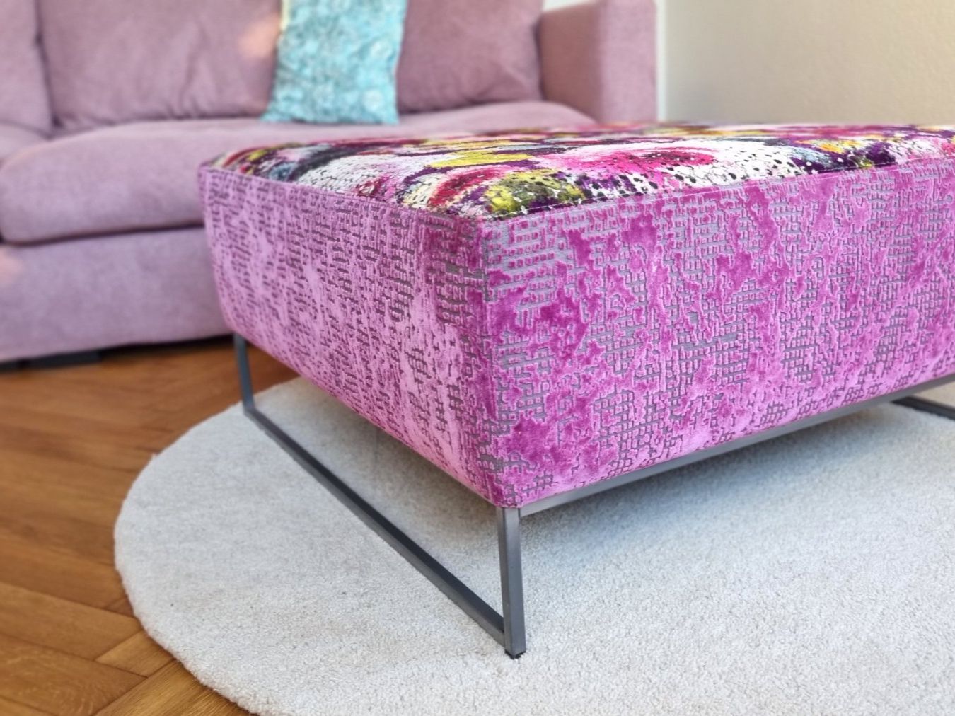Sgabelli: Grosser Polsterhocker / Sofahocker, 90x90cm, floral, samtig – Usato da Ennetbaden venduto da urs1369 4