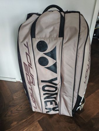 Geräumiger Yonex Racketbag (international approved)