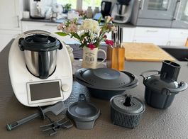 Thermomix TM6 + 4in1 Reibe + Transporttrolley