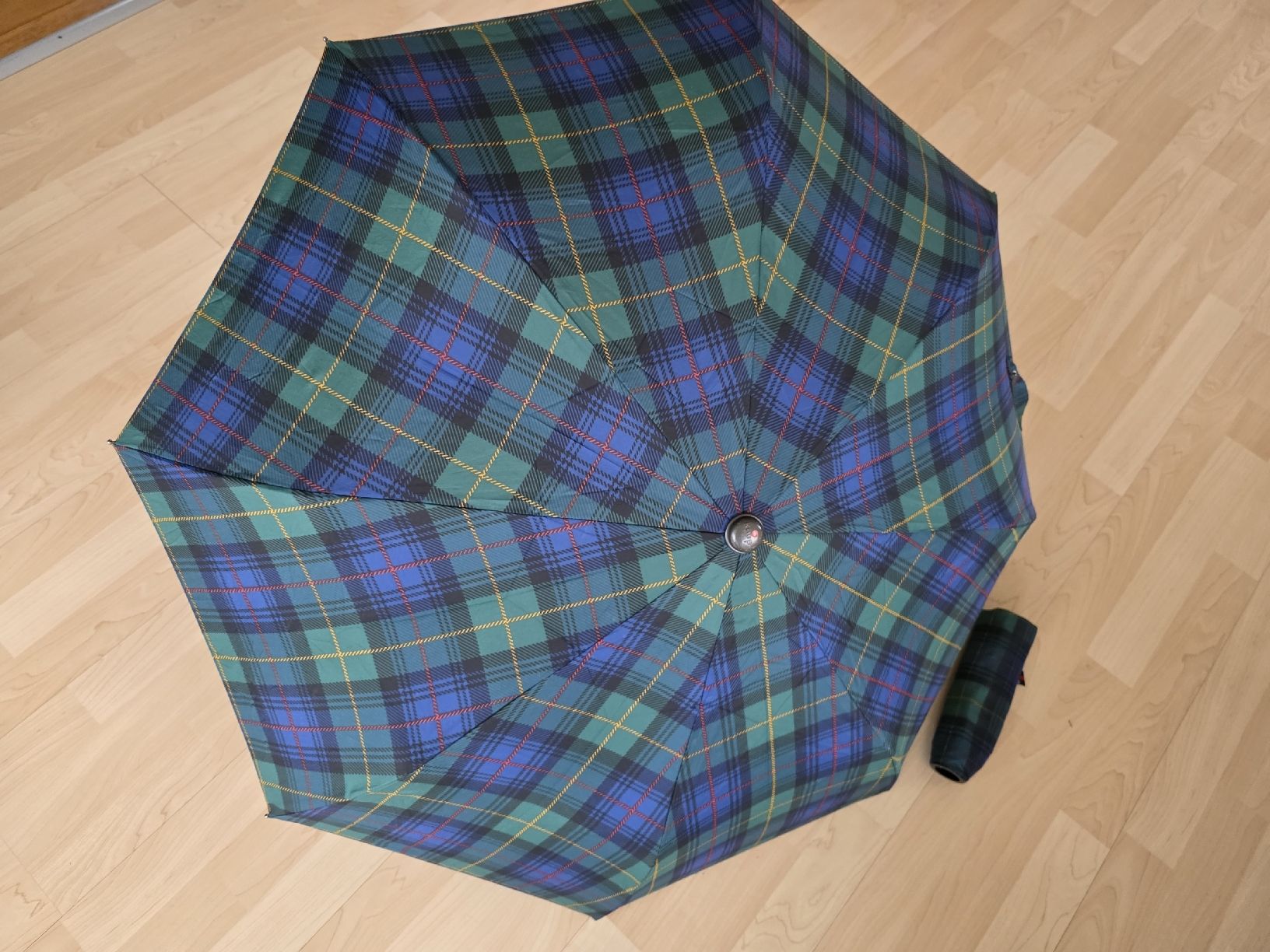 Knirps Regenschirme: Regenschirm Knirps ultra light, Schottenmuster – Gebraucht aus Suhr von andreas_2008