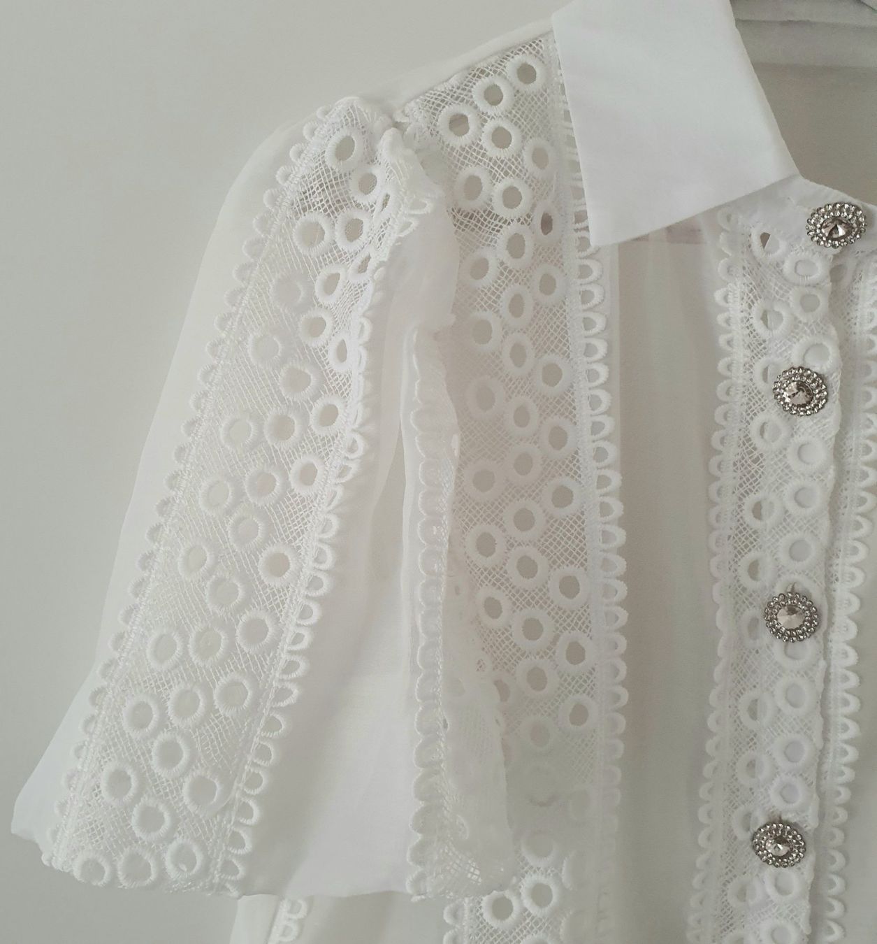 Blusen: Weisse Spitzenbluse mit Puffärmeln – Neu (gemäss Beschreibung) aus Weiach von sim_8s27 2