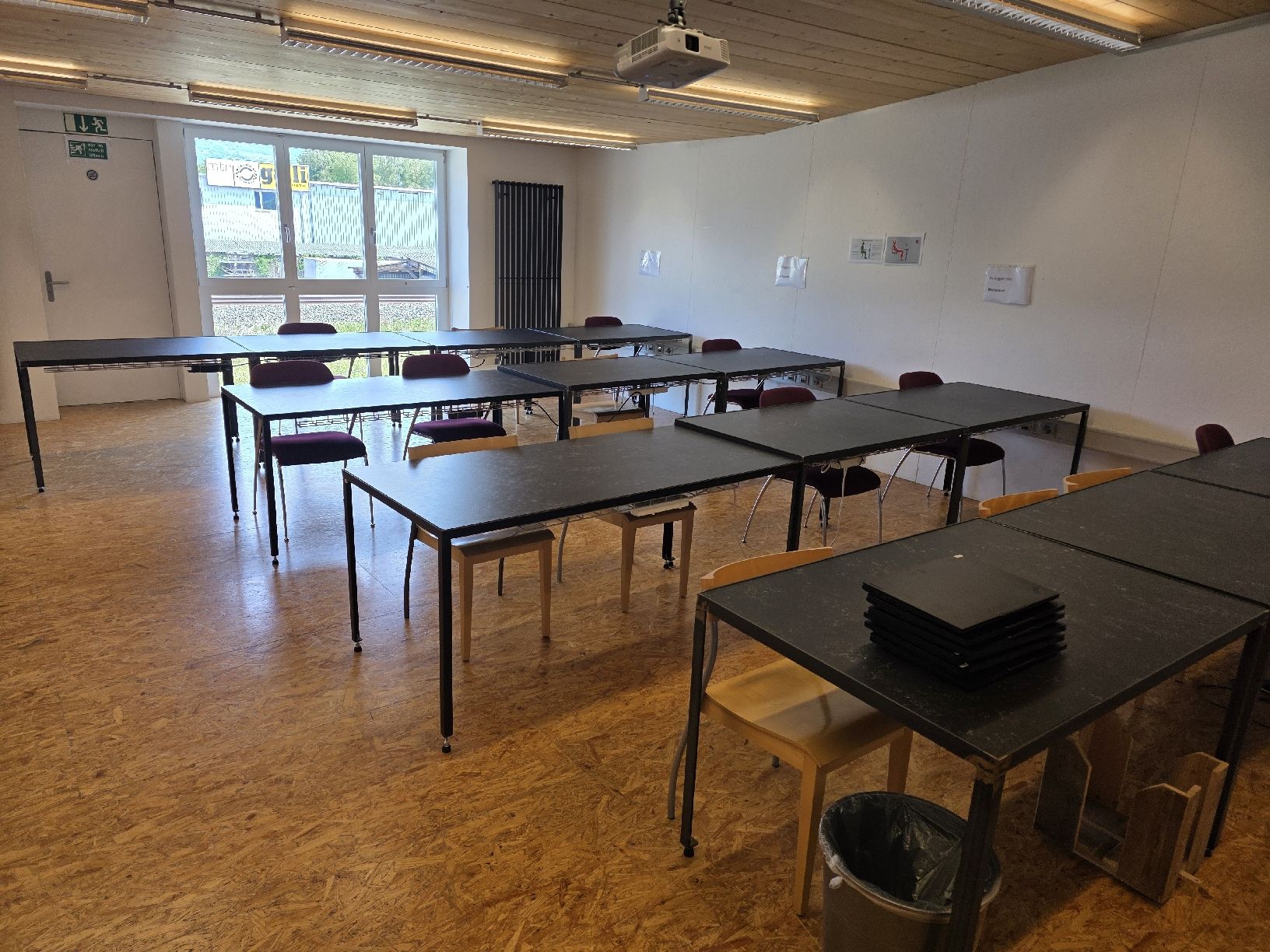 Tische: Tisch mit Kabelkanal – Gebraucht aus Zuchwil von stef.g 2