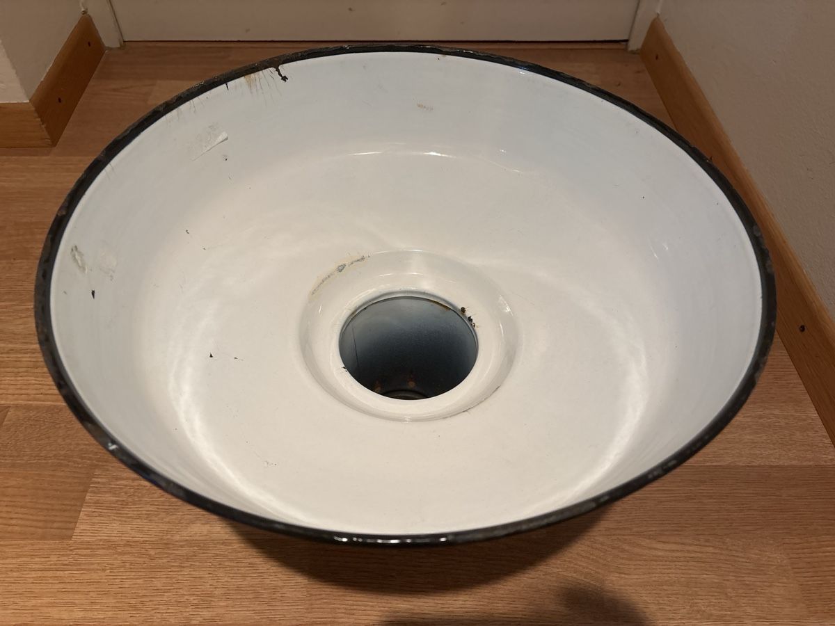 Lampadari & plafoniere: Antiker emaillierter Industrie Design Lampenschirm – Usato da Basel venduto da magnummarine 2