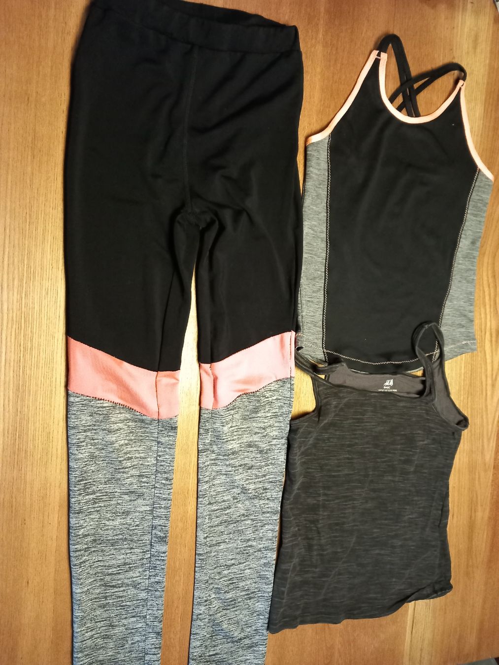 Lotti & Set di vestiti: vêtements de sport 128 – Usato da Courrendlin venduto da tititchoun