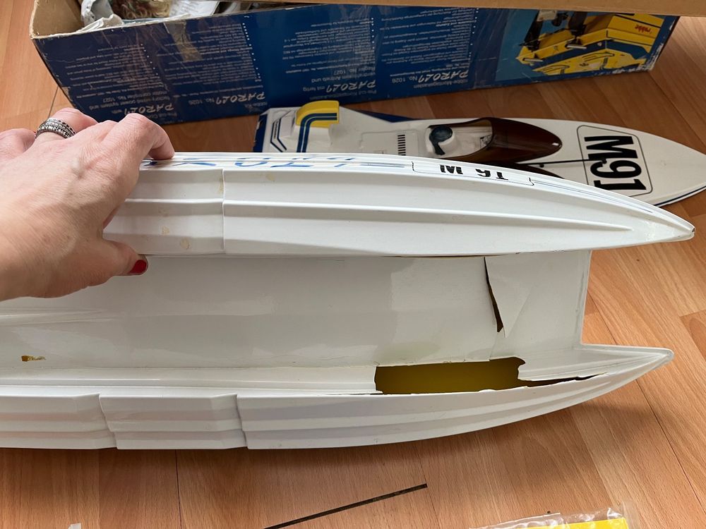 Bateau RC ancien ROBBE RAZOR partiellement monté moteur , servo GRAUPNER