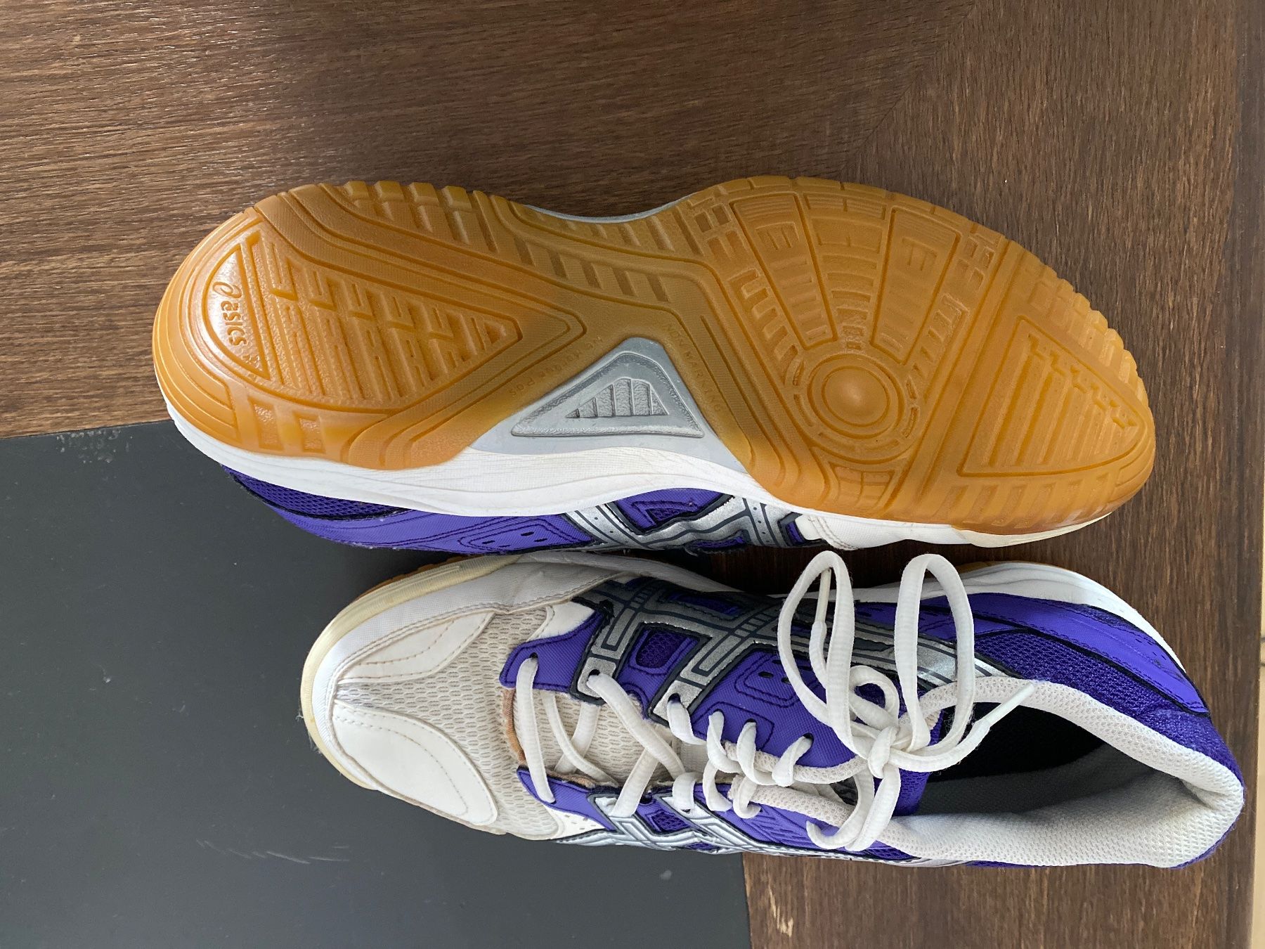 Asics Scarpe da uomo: ASICS Hallenschuhe - Grösse 41.5 – Usato da Biel/Bienne venduto da ank_k6rr