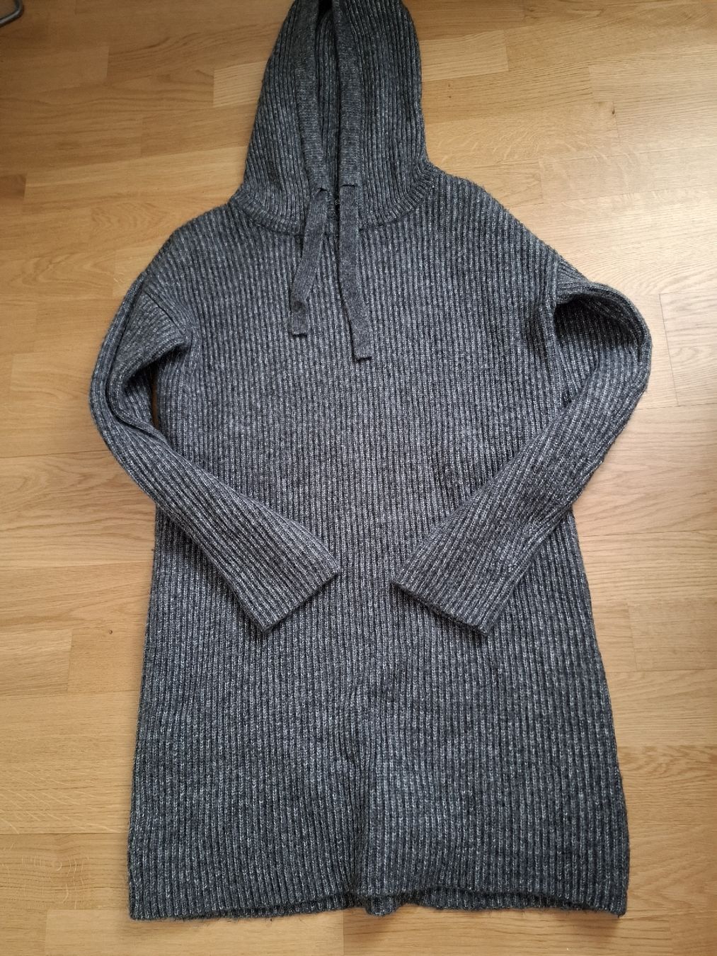 Guess Kleider: Guess Strickkleid Grau mit Kapuze, Gr. S - – Gebraucht aus Goldach von Helen2017