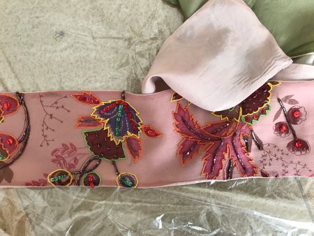 2 handgemachte Foulards, Seide bestickt