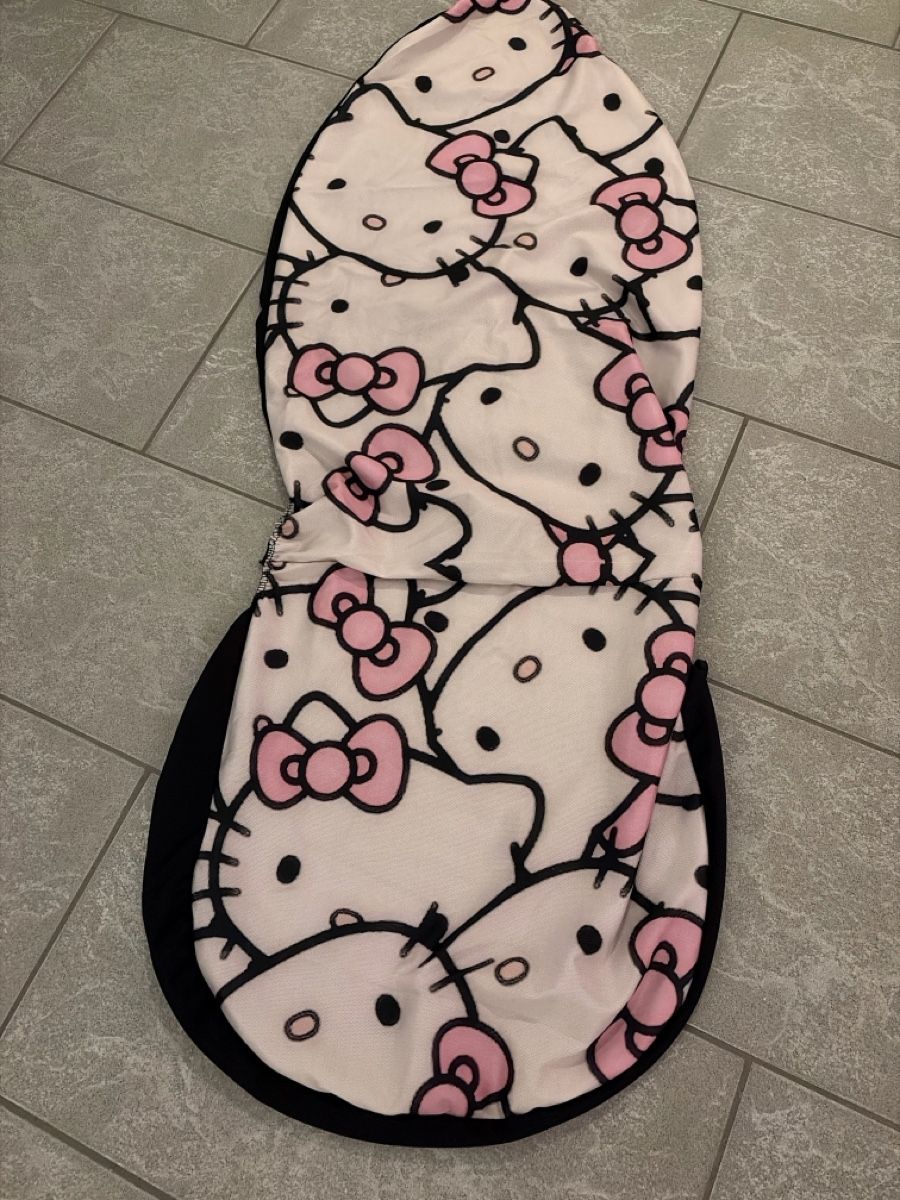 Hello Kitty Kissen: Hello Kitty Autositzbezug , neuwertig, super süsses Design! – Neu (gemäss Beschreibung) aus Schöftland von nevio74