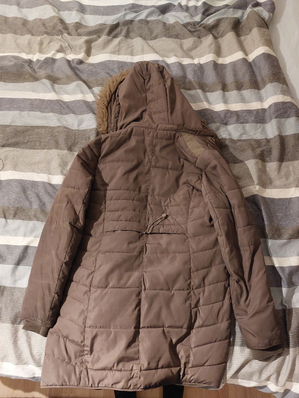Jacken: Winterjacke mit Kapuze, Grösse M – Gebraucht aus Fischbach-Göslikon von UBo65 1